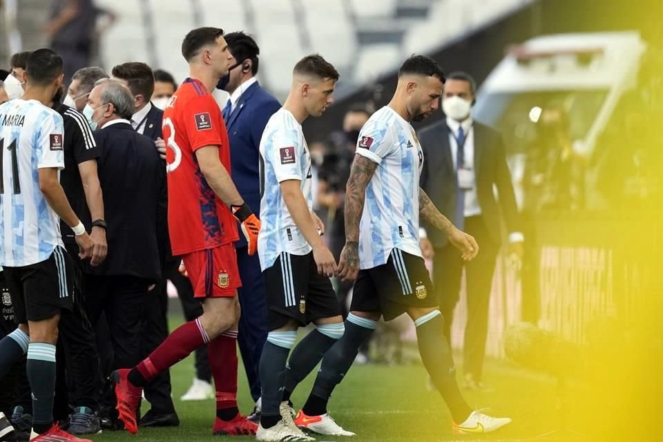 El plantel completo de Argentina decidió salirse de la cancha.