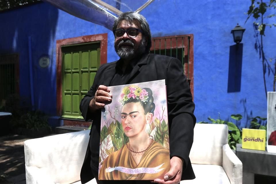 El historiador Luis Martín Lozano presentó el libro Frida Kahlo. Obra pictórica completa, que comenta todas las pinturas de la artista.