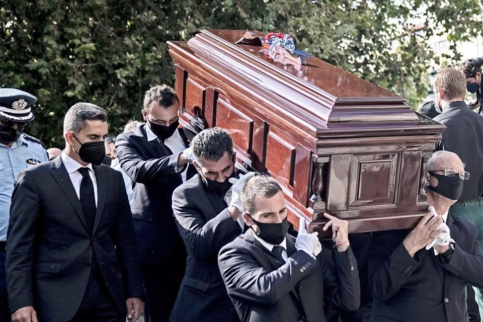 Los restos de Mikis Theodorakis (recuadro) permanecerán en la Catedral de Atenas por tres días, antes de la sepultura.