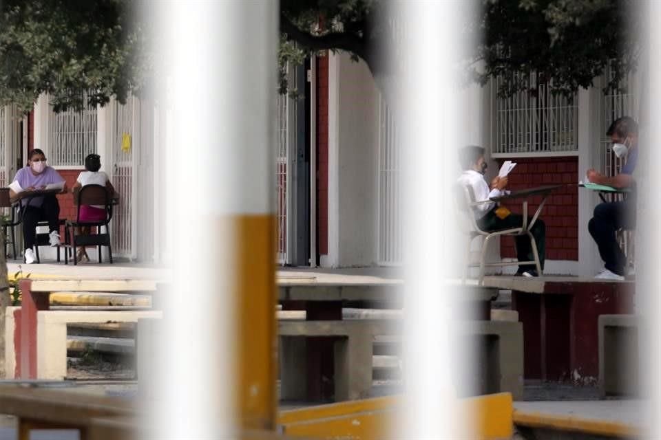 En la Primaria Alfonso García, en Ciénega de Flores, las madres llevaron a sus hijos, pero sólo al examen de diagnóstico