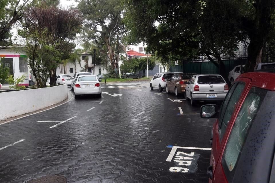 Del lado derecho, Zapopan habilitó cajones y cobra por estacionarse. En el izquierdo también se dejan los autos.