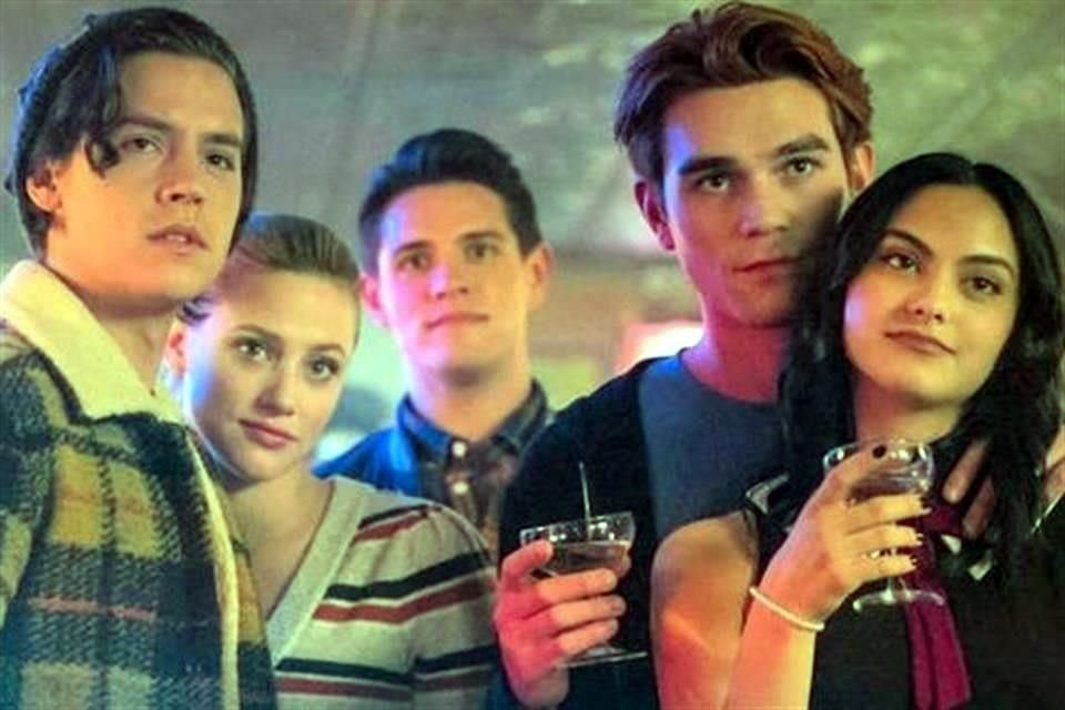 El cast de Riverdale, pidió apoyo a sus seguidores para exigir la libertad del padre del creador de la serie.