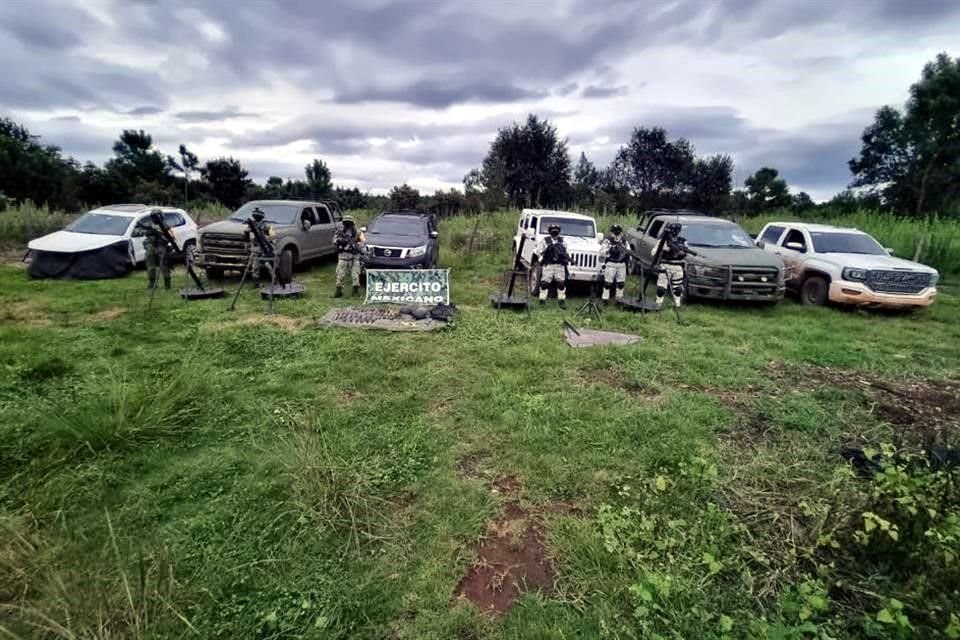 Se localizaron cuatro lanzacohetes, cartuchos y vehículos listos para atacar.