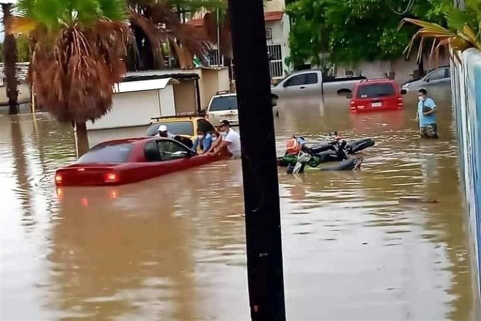 Unidad de IMSS en Los Cabos se inundó ante las lluvias generadas por el huracán 'Olaf'; autoridades afirmaron que lograron desalojar a pacientes.
