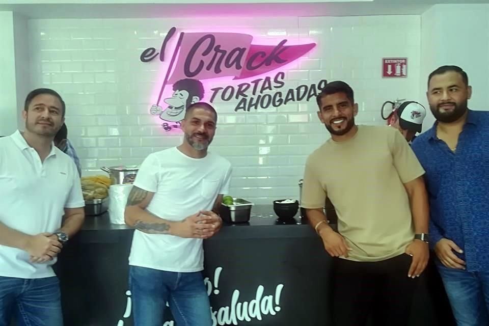 Reinaldo Navia y Miguel Ponce ya tienen su restaurante de tortas ahogadas, bautizado como El Crack.