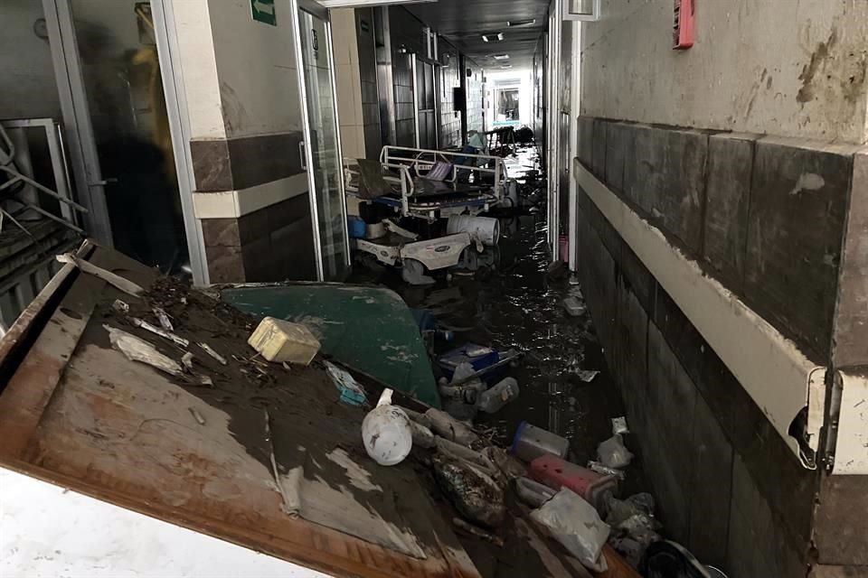 De recibir alerta por inundación, personal de hospital de IMSS en Tula, Hidalgo, habría llevado más pacientes a zona alta de edificio.