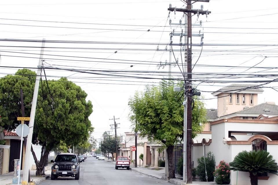 El exceso de cableado es un resigo latente de accidentes den diferentes calles de la Anáhuac.