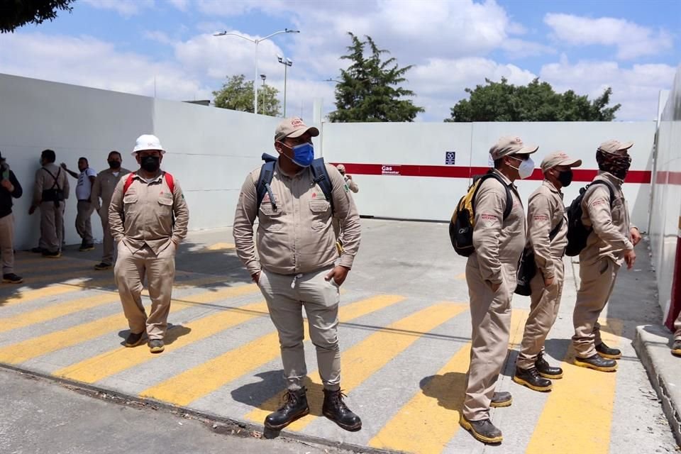 Los trabajadores exigen que se les respete el salario prometido al conseguir el empleo en la planta.