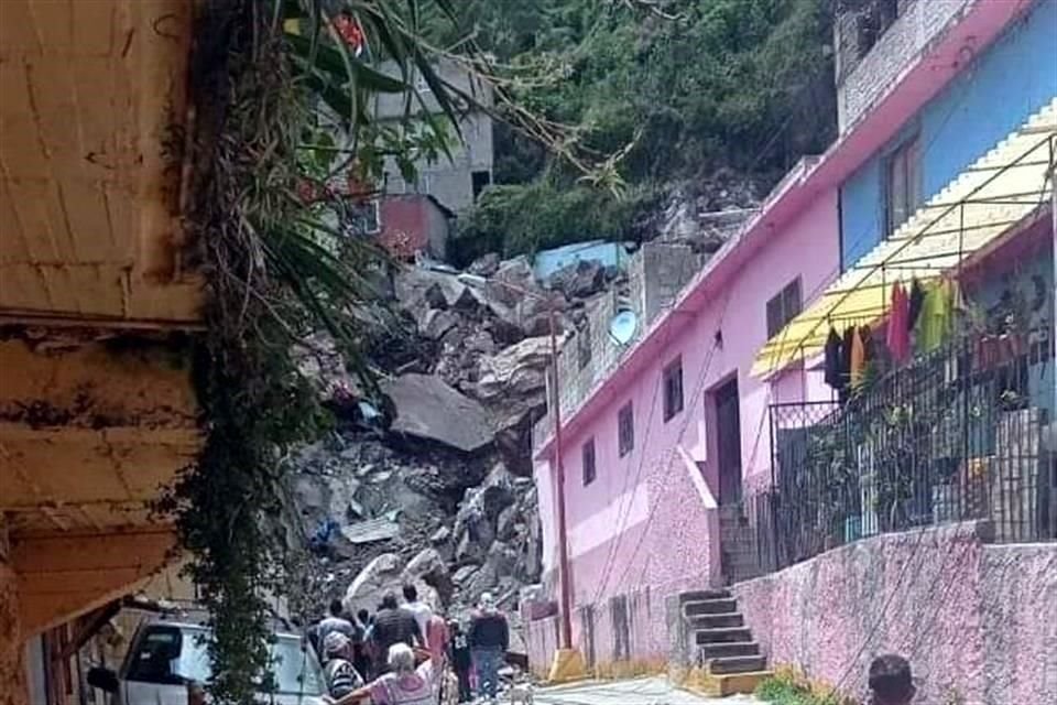 Esta tarde se registró un derrumbe en el Cerro del Chiquihuite en Tlalnepantla. Personal de emergencia labora en el punto.