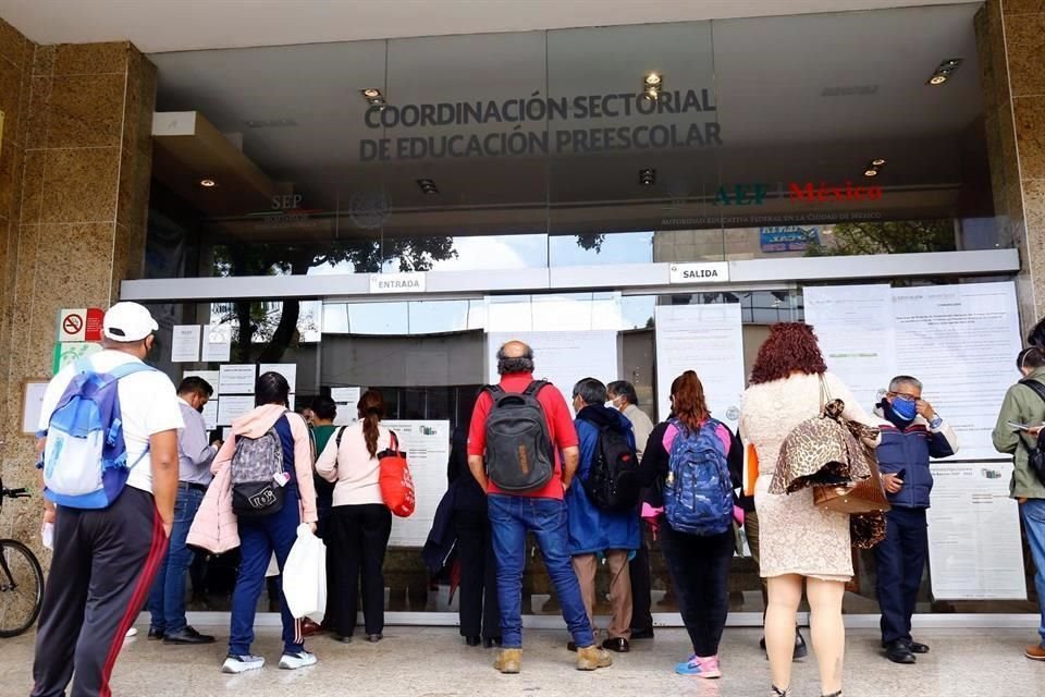 Docentes no fueron avisados y acudieron a hacer trámites.