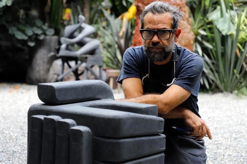 El artista Pedro Reyes es el encargado de la escultura que quedará por la estatua de Colón. 