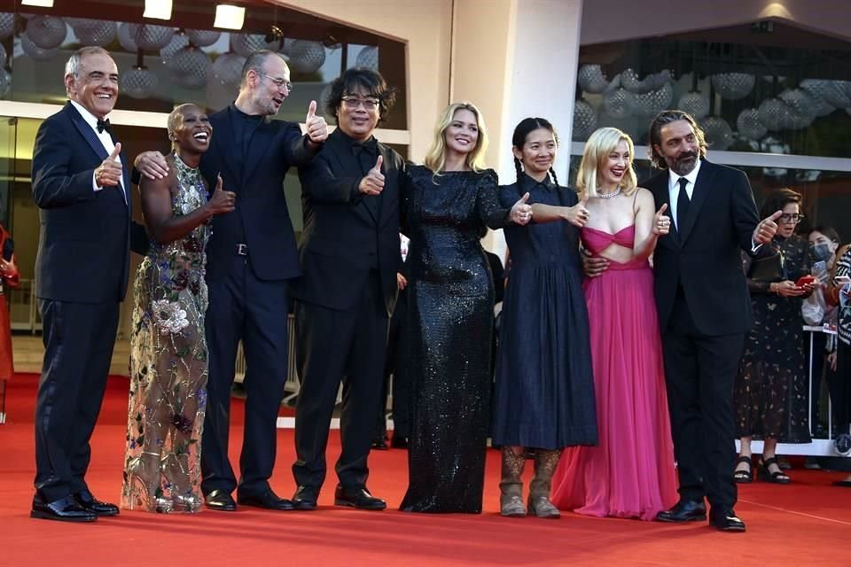 El director del Festival de Cine de Venecia Alberto Barbera, junto a los miembros del jurado Cynthia Erivo, Alexander Nanau, Bong Joon Ho, JVirginie Efira, Chloe Zhao, Sarah Gadon y Saverio Costanzo.