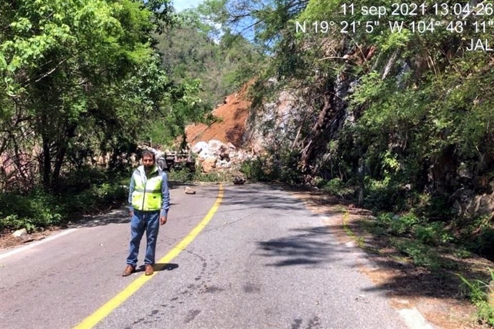 Debido a que continúa el deslizamiento de material rocoso no se ha reanudado el tránsito en la Carretera Guadalajara-Barra de Navidad.