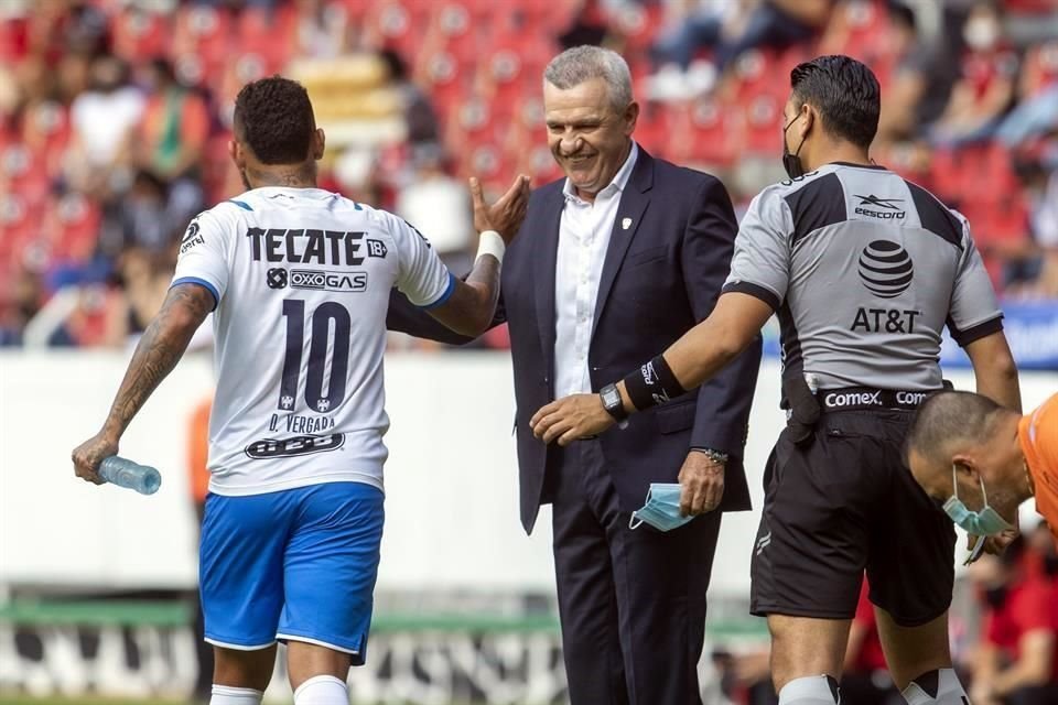 El 'Vasco' Aguirre felicitó a Vergara tras su anotación.