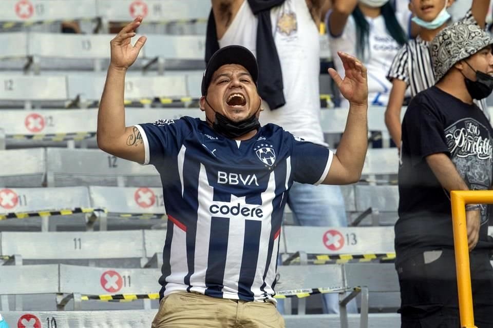 La afición rayada presente en el Estadio Jalisco.