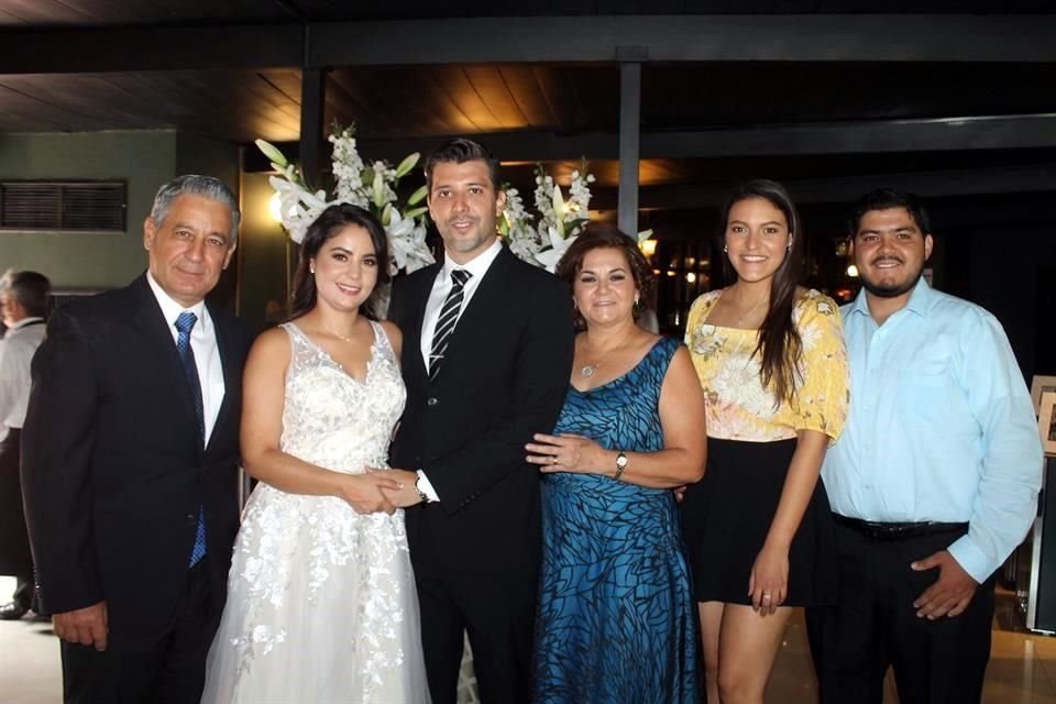 Mario César González, Mariana González, Raúl López, Blanca Irma Quiroga de González, Estefanía Díaz y Mario González, familia de la novia