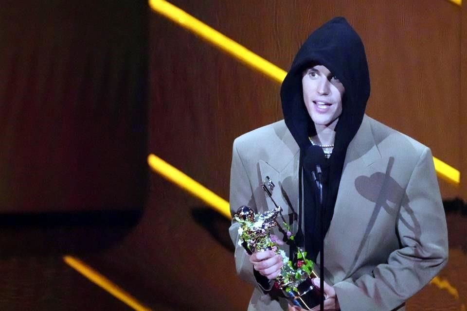 Además de abrir con su música, Justin Bieber fue reconocido como el artista del año en los MTV VMAs; el canadiense tiene siete nominaciones.
