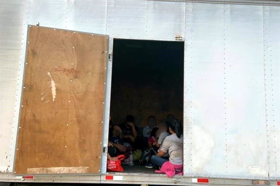 Un grupo de 40 migrantes, quienes viajaban en la caja de un tráiler, fue asegurado por el INM en la Carretera Monterrey-Reynosa este sábado.