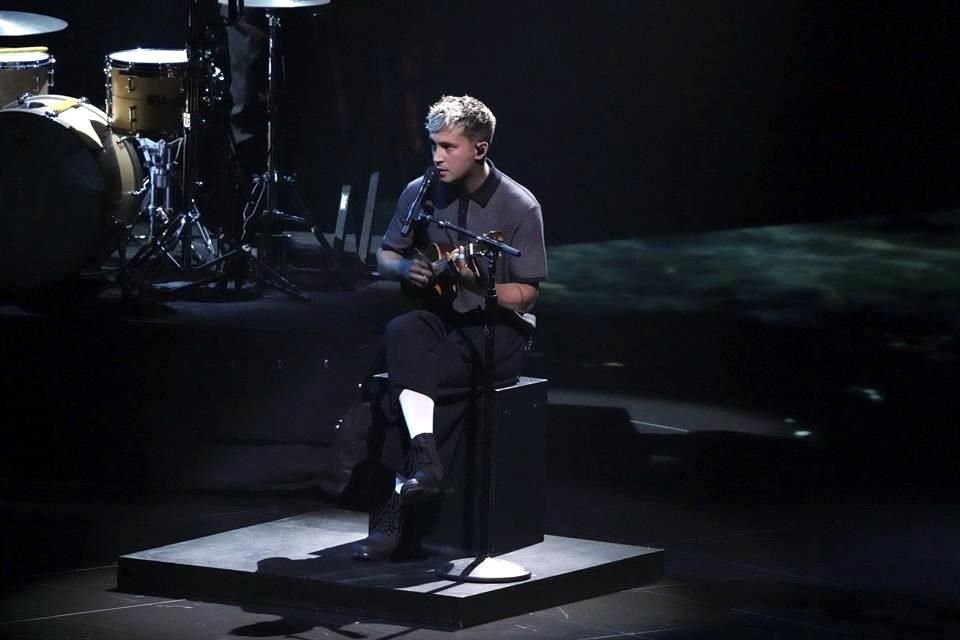 Tyler Joseph de Twenty One Pilots interpretó  'Saturday'.