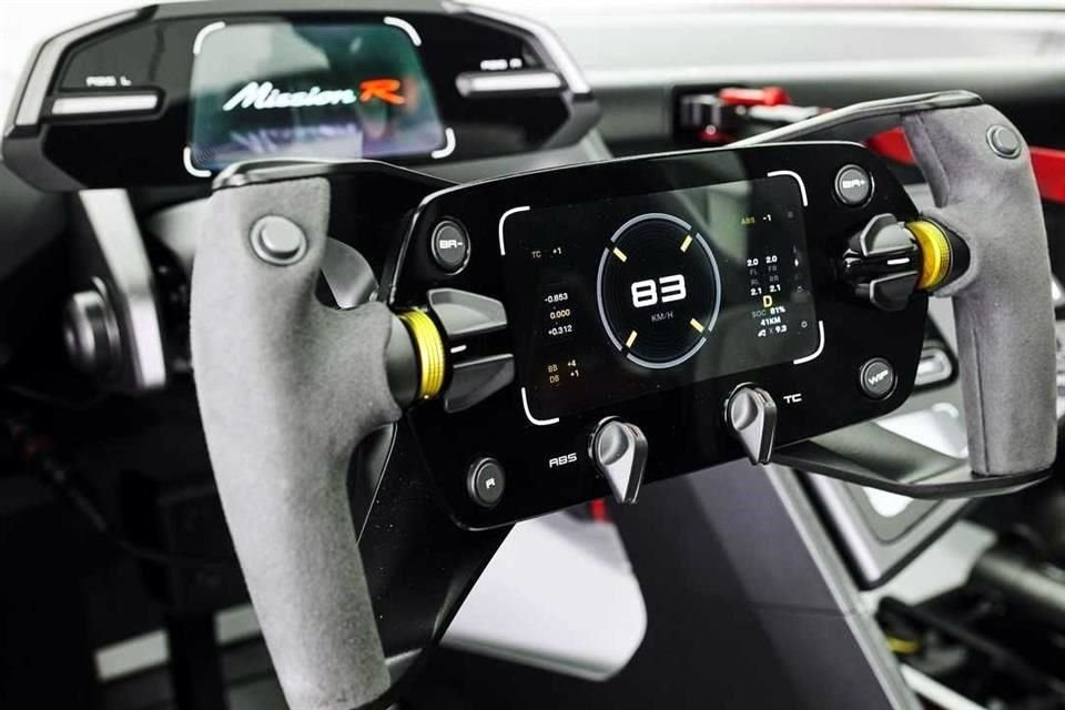 El volante integra sensores biométricos incorporados para rastrear los signos vitales del piloto durante su conducción.