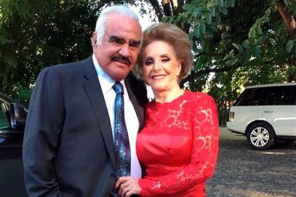 La compañera de Vicente Fernández por casi 60 años, se encuentra internada en el mismo hospital donde permanece el famoso cantante desde hace poco más de un mes.