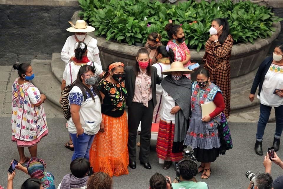 En un evento oficial en el Museo de la Ciudad de México, mujeres indígenas entregaron 5 mil firmas que se pronuncian sobre la instalación de una efigie en Reforma que las represente.