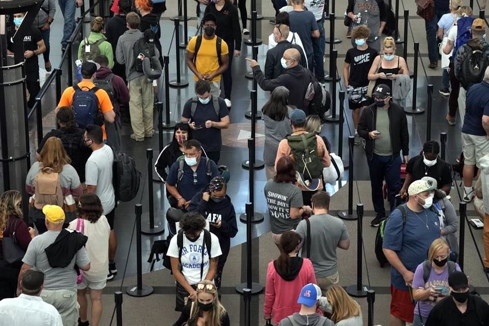 Viajeros pasan por los puertos de seguridad en el Aeropuerto Internacional de Denver Denver el 14 de septiembre de 2021.