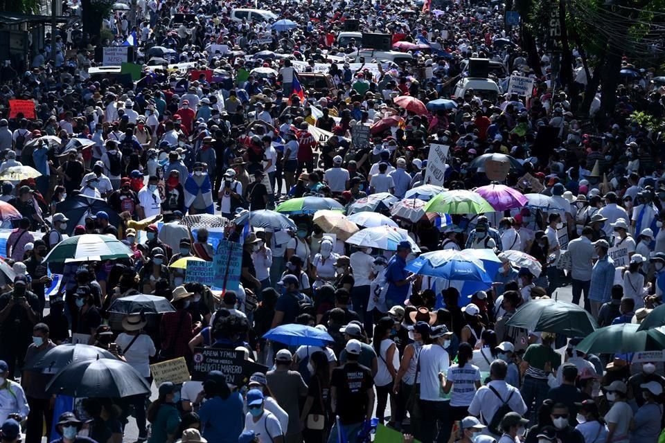 Miles de salvadoreños marcharon en el Día de la Independencia de el país.