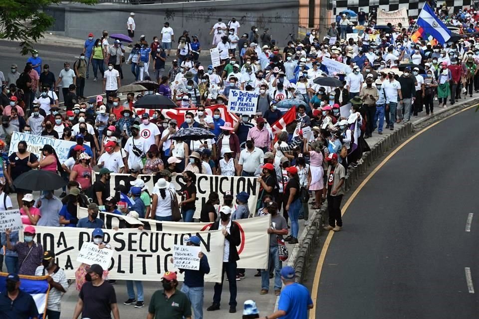 Los manifestantes reclamaban además el respeto a la división de poderes, acusando a Bukele de cargar contra el ámbito Judicial y Legislativo.