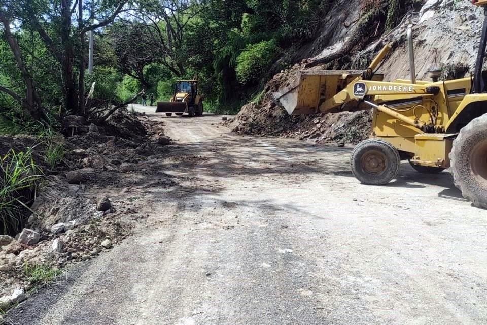 Por derrumbe en la vía libre Colima-Guadalajara, se interrumpió el paso en el tramo ubicado entre las poblaciones de El Platanar y Tonila.