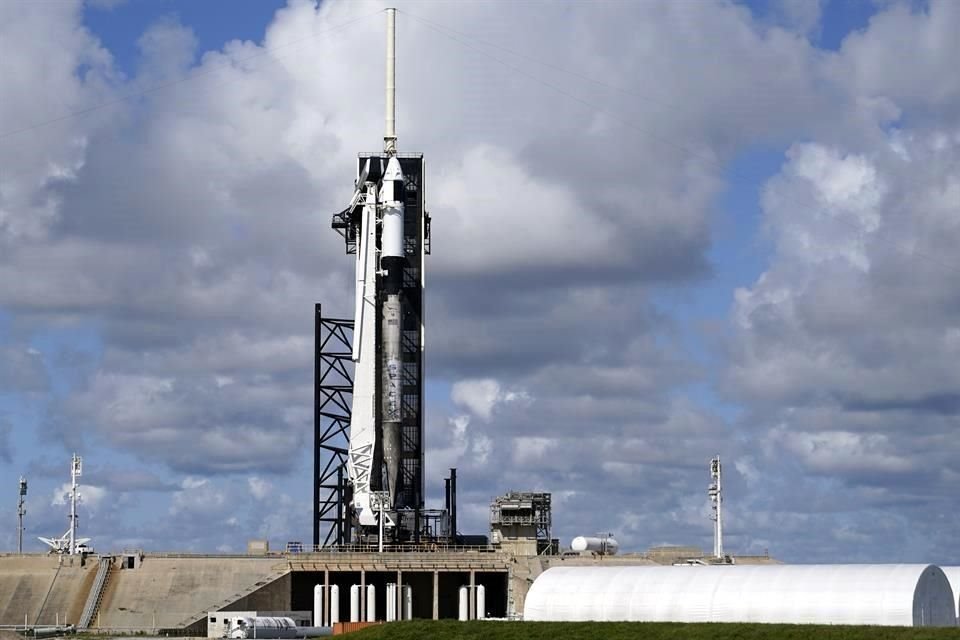 El cohete de SpaceX Falcon 9 en la plataforma 39A del Centro Kennedy de la NASA en Florida.