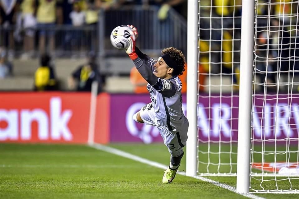 Guillermo Ochoa atajó un penal.