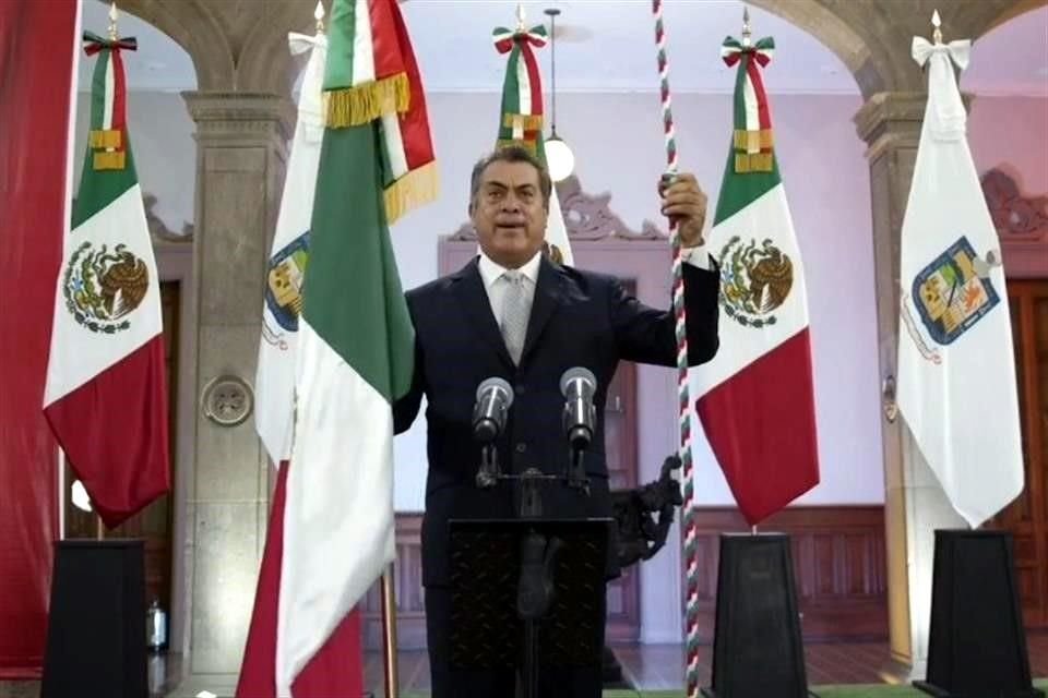 Luego de ser entonado el Himno Nacional, El Bronco, sin compañía, dio el Grito de manera virtual en el interior del Palacio de Gobierno.