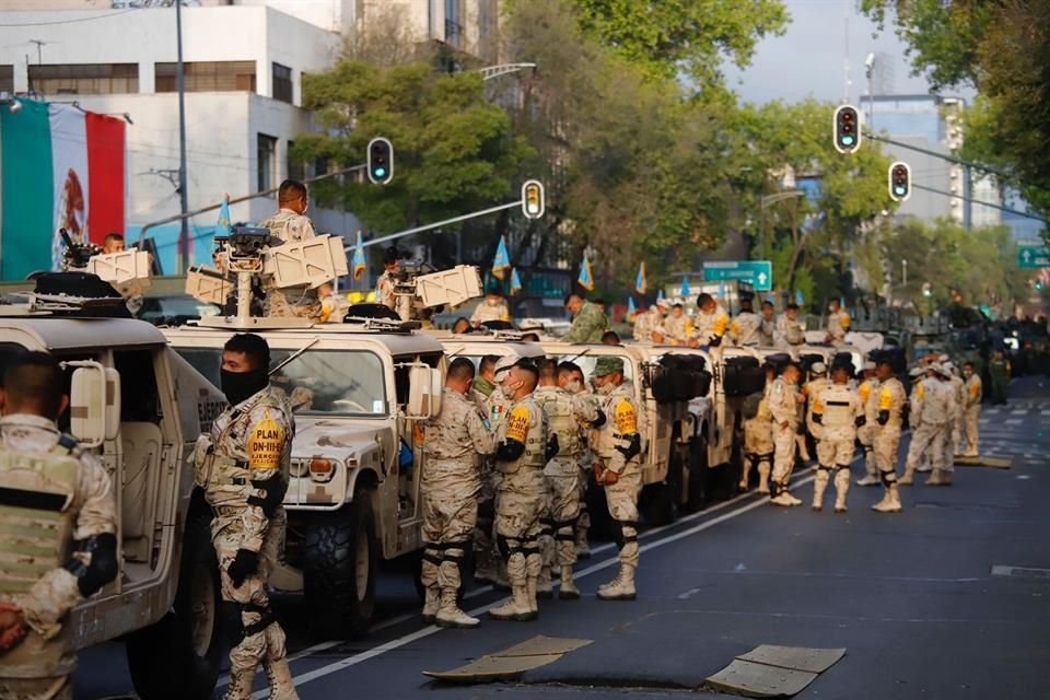 Elementos del Ejército alistándose para el desfile.