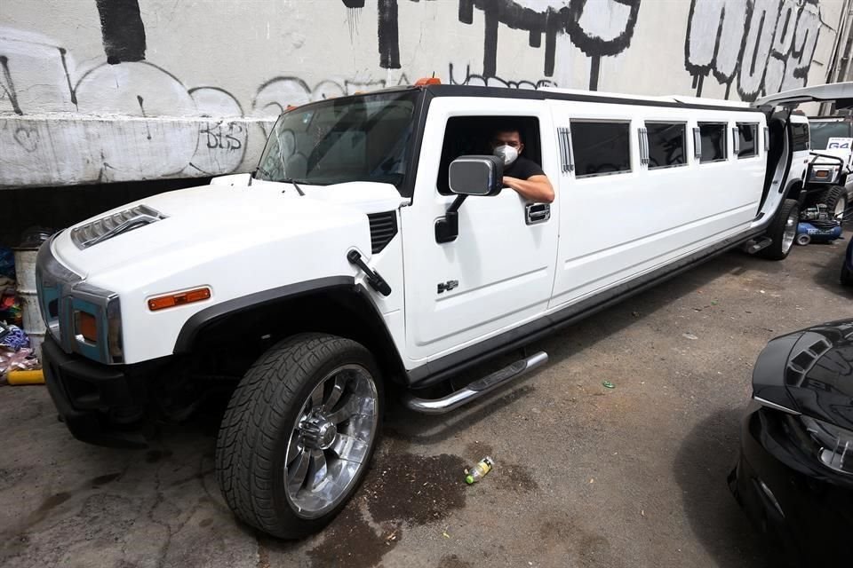 Por la pandemia, los salones de fiestas cerraron y las celebraciones siguen en pausa, lo que ha pegado también a las limusinas tipo Hummer en las que se festejaban 15 años.
