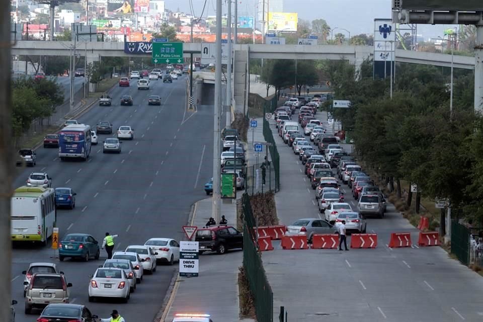 En Guadalupe, un módulo drive thru fue instalado en el Estadio BBVA.