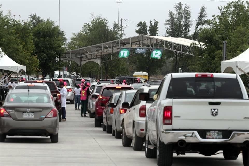 En Guadalupe, un módulo drive thru fue instalado en el Estadio BBVA.