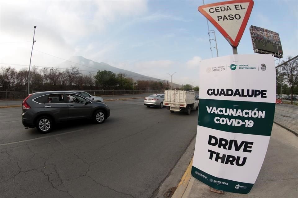 En Guadalupe, un módulo drive thru fue instalado en el Estadio BBVA.