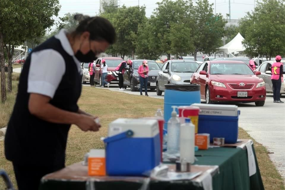 En Guadalupe, un módulo drive thru fue instalado en el Estadio BBVA.