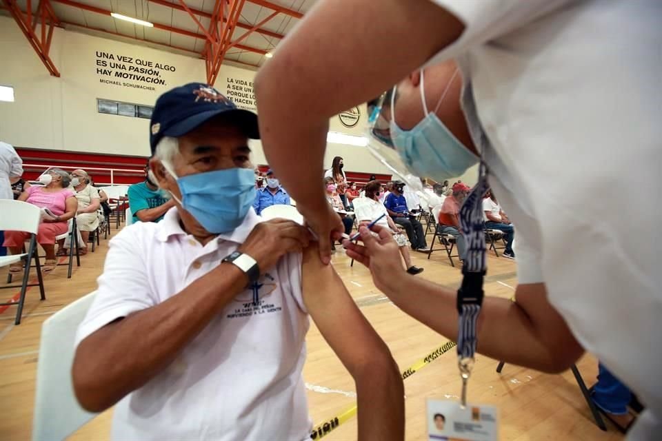 En Monterrey, la aplicación de la vacuna AstraZeneca con el apoyo de 500 elementos de los tres niveles de gobierno.