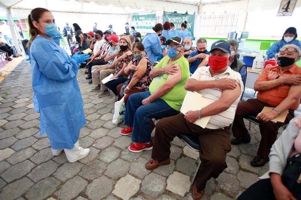 En Monterrey, la aplicación de la vacuna AstraZeneca con el apoyo de 500 elementos de los tres niveles de gobierno.