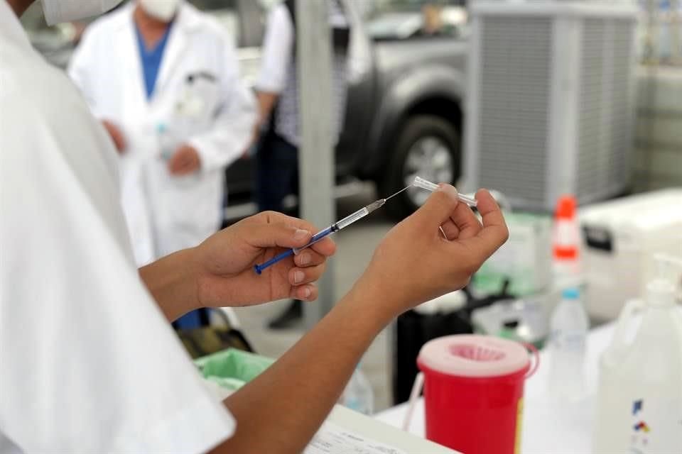 En la Arena Monterrey se instaló un módulo drive thru para la jornada de vacunación Covid-19.