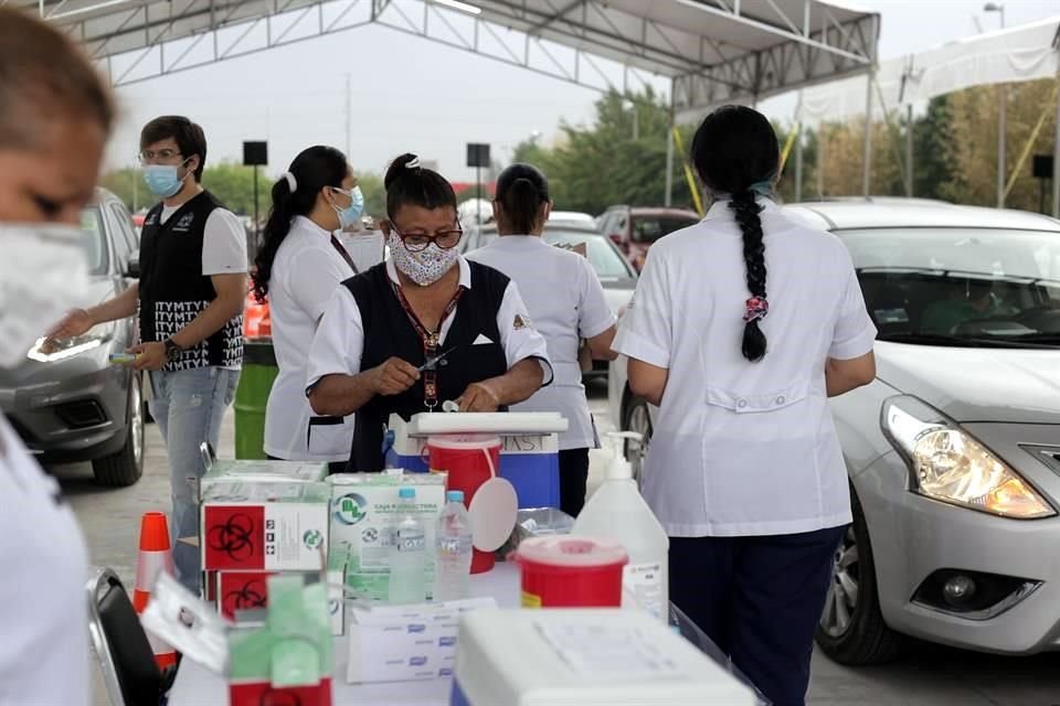 En la Arena Monterrey se instaló un módulo drive thru para la jornada de vacunación Covid-19.