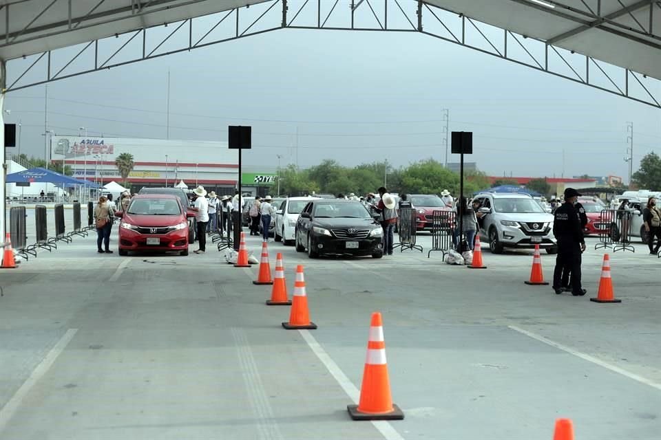 En la Arena Monterrey se instaló un módulo drive thru para la jornada de vacunación Covid-19.