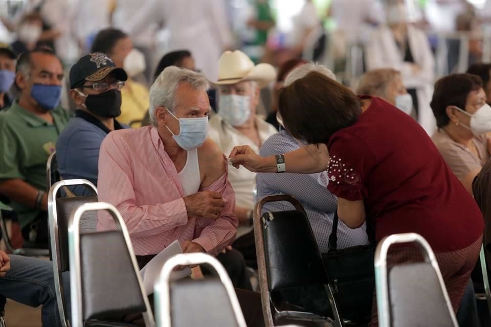 El Municipio de Monterrey arrancó esta mañana el proceso de vacunación de adultos mayores contra el Covid.