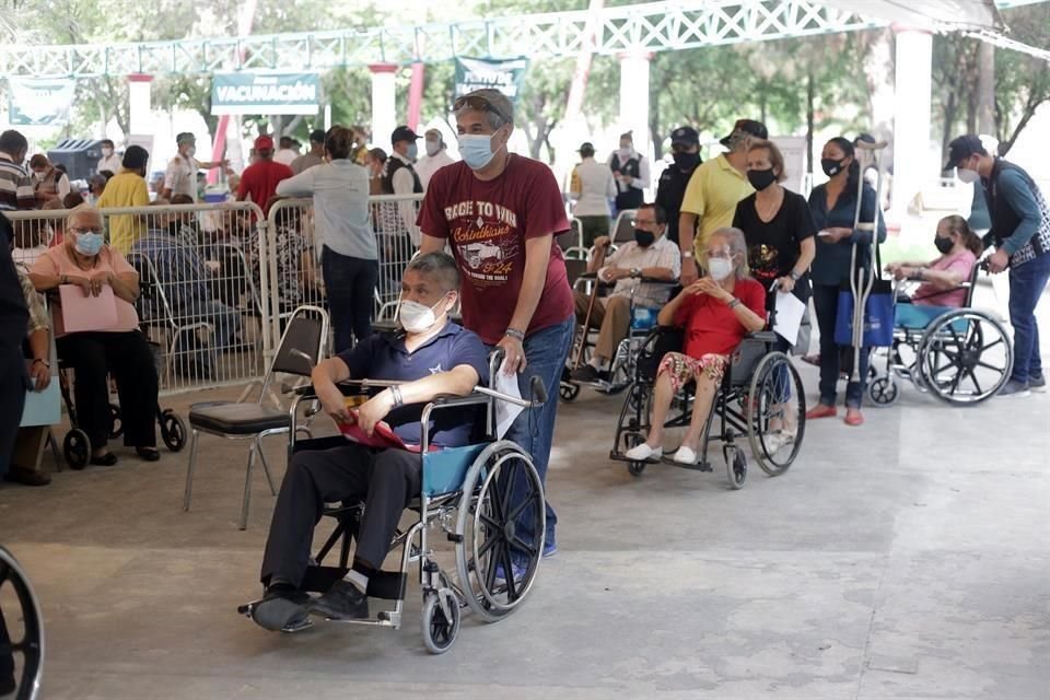 El Municipio de Monterrey arrancó esta mañana el proceso de vacunación de adultos mayores contra el Covid.