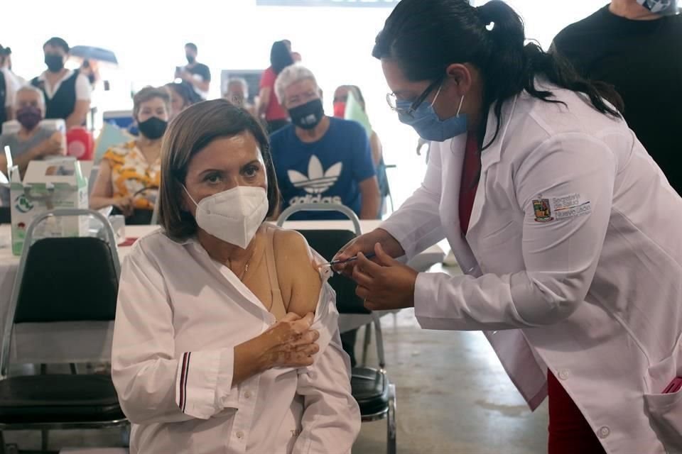 La Alcaldesa llegó al módulo ubicado en la Expo Guadalupe aproximadamente a las 14:15 y se formó en la fila.