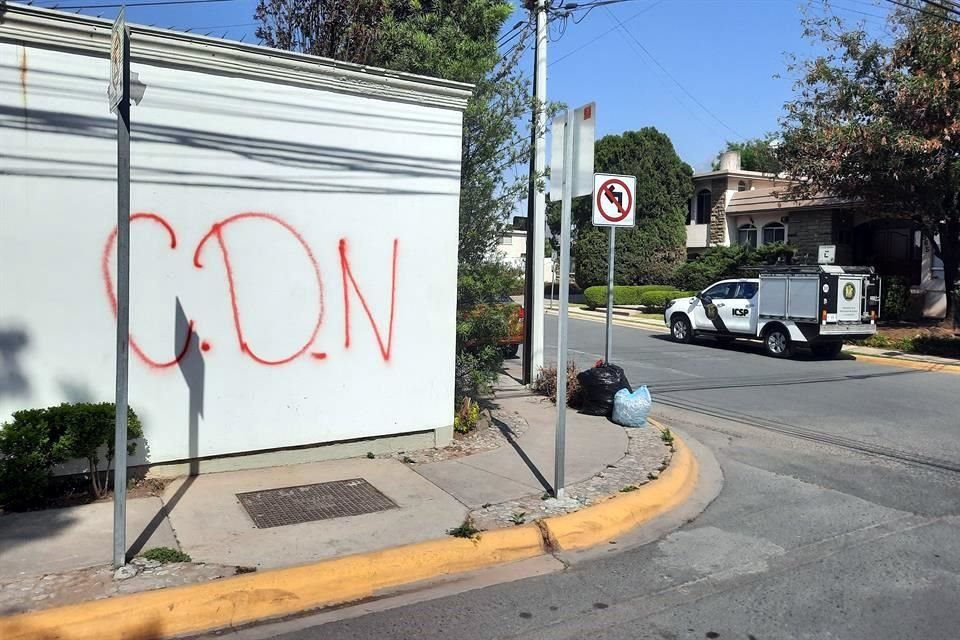 Pintas como ésta amanecieron el sábado en distintas bardas, casas y autos de la Colonia Valle de Santa Engracia, en San Pedro.