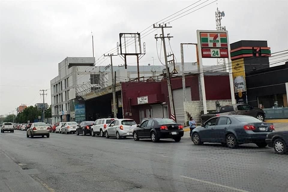 La fila comienza a la altura de la Colonia Tres Caminos y continúa por un carril de Avenida Pablo Livas, hasta el estadio.