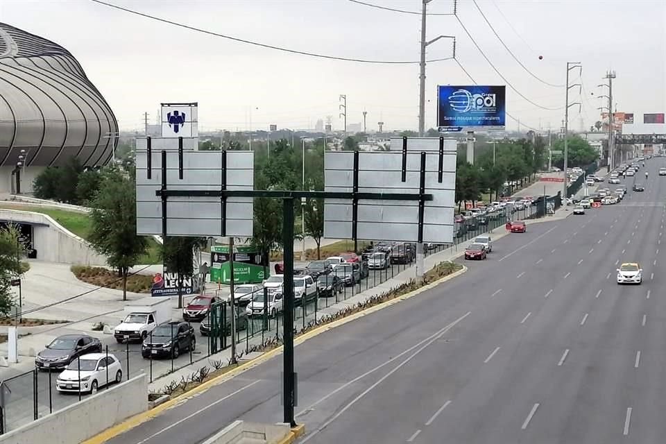 La fila comenzó a la altura de la Colonia Tres Caminos y continuó por un carril de Avenida Pablo Livas, hasta el estadio.